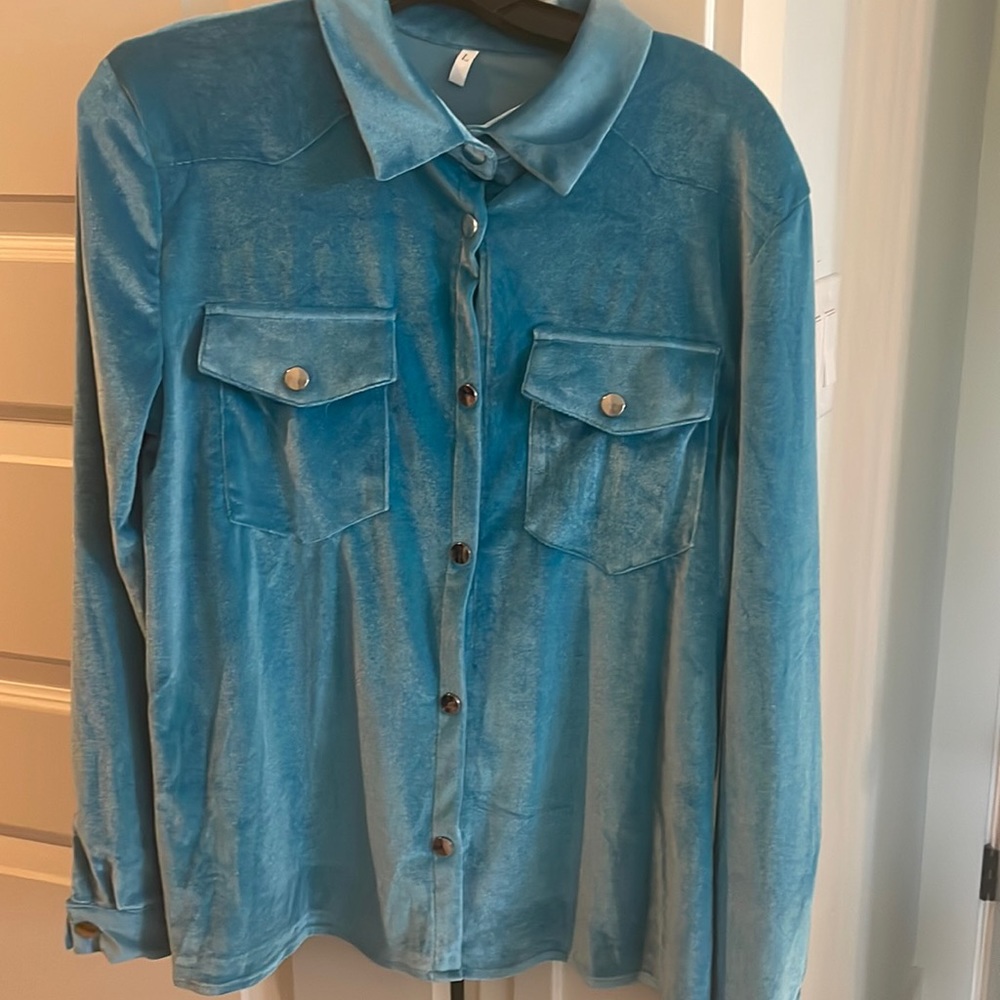 Boutique purchase. NWOT crushed velvet turquoise western snap shirt. Size L.